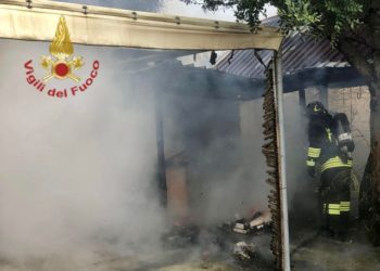 Gesico: a fuoco due strutture in legno all’interno di un giardino, sul posto i vigili del fuoco