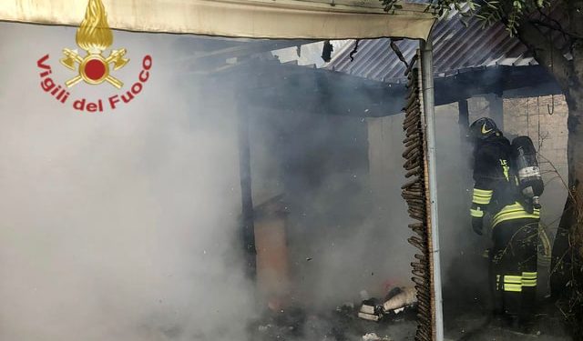 Gesico: a fuoco due strutture in legno all’interno di un giardino, sul posto i vigili del fuoco
