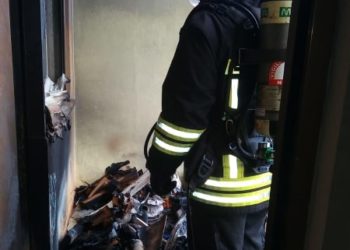 Incendio in un appartamento del condominio “La quercia”, a Nuoro, sul posto i vigili del fuoco