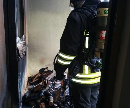 Incendio in un appartamento del condominio “La quercia”, a Nuoro, sul posto i vigili del fuoco