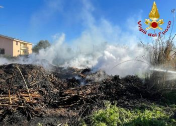 Tortolì: a fuoco un canneto, sul posto i vigili del fuoco