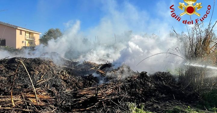 Tortolì: a fuoco un canneto, sul posto i vigili del fuoco