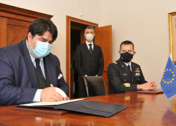 Il presidente Christian Solinas ha posto la sua firma e un pensiero sulla pergamena che ricorda i 100 anni della Madonna di Loreto