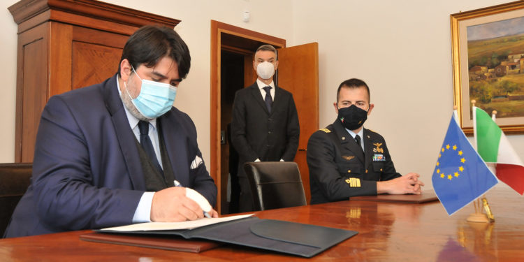 Il presidente Christian Solinas ha posto la sua firma e un pensiero sulla pergamena che ricorda i 100 anni della Madonna di Loreto