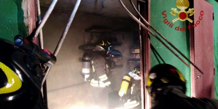 Incendio in un casolare adibito a ricovero di attrezzi in un’area rurale a Selargius, sul posto i vigili del fuoco e i carabinieri