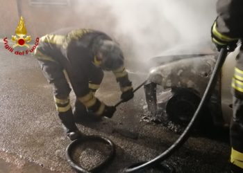 Incendio ad un’auto in sosta a Sestu, sul posto i vigili del fuoco