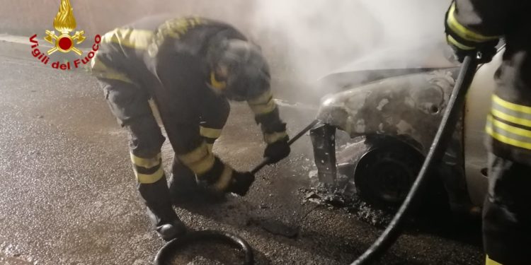 Incendio ad un’auto in sosta a Sestu, sul posto i vigili del fuoco