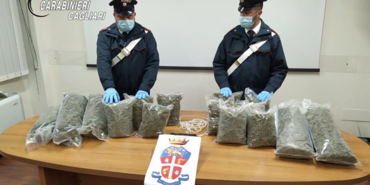 I carabinieri del Comando provinciale di Cagliari hanno effettuato un maxi sequestro di 10 kg di marijuana