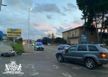 Cagliari: scontro tra una macchina e una moto, una persona in ospedale