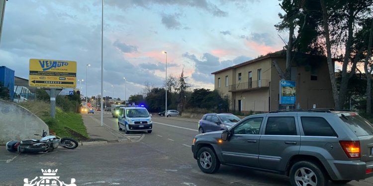 Cagliari: scontro tra una macchina e una moto, una persona in ospedale