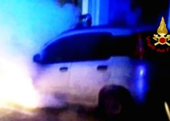 I vigili del fuoco la notte scorsa, intorno alle 2.40, sono intervenuti per l’incendio di un’autovettura in via Messina, a Cagliari