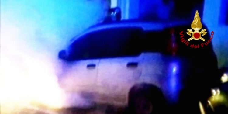 I vigili del fuoco la notte scorsa, intorno alle 2.40, sono intervenuti per l’incendio di un’autovettura in via Messina, a Cagliari