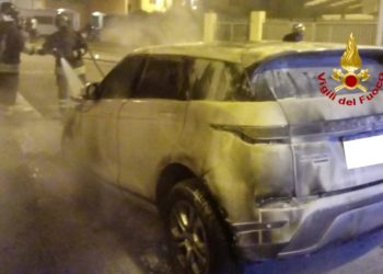 Incendio di un’auto in sosta nel centro abitato di Quartu, i vigili del fuoco hanno spento le fiamme e messo in sicurezza l’area e la sede stradale