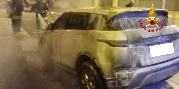 Incendio di un’auto in sosta nel centro abitato di Quartu, i vigili del fuoco hanno spento le fiamme e messo in sicurezza l’area e la sede stradale
