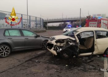 Cagliari: incidente stradale, i vigili del fuoco estraggono una donna e l’affidano al personale sanitario del 118