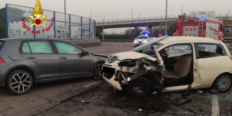 Cagliari: incidente stradale, i vigili del fuoco estraggono una donna e l’affidano al personale sanitario del 118