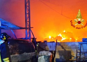 Villaurbana: a fuoco un’azienda agricola, sul posto i vigili del fuoco