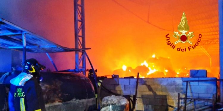 Villaurbana: a fuoco un’azienda agricola, sul posto i vigili del fuoco