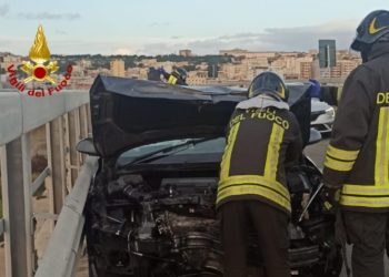Un’auto finisce sul guard rail sul ponte di Sa Scafa, a Cagliari, i due giovani occupanti ricoverati in codice giallo