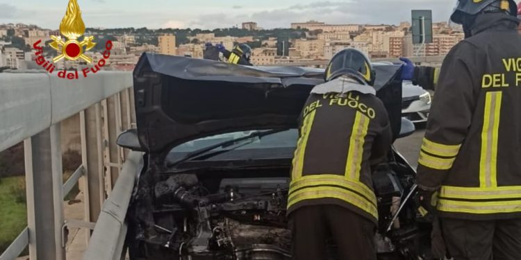 Un’auto finisce sul guard rail sul ponte di Sa Scafa, a Cagliari, i due giovani occupanti ricoverati in codice giallo