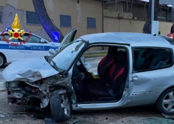 Auto contro un albero nel quartiere Sant’Elia, a Cagliari, il conducente ricoverato in codice giallo