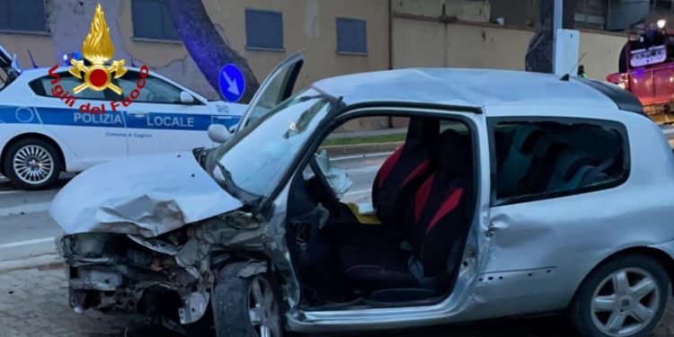 Auto contro un albero nel quartiere Sant’Elia, a Cagliari, il conducente ricoverato in codice giallo