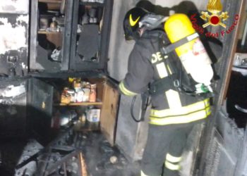 Nuoro: a fuoco un’abitazione, sul posto i vigili del fuoco