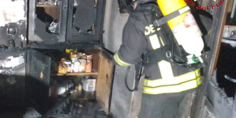 Nuoro: a fuoco un’abitazione, sul posto i vigili del fuoco