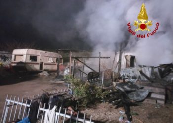 Olbia: incendio in un campo nomadi, sul posto i vigili del fuoco