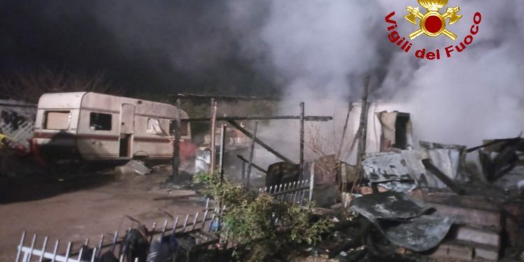 Olbia: incendio in un campo nomadi, sul posto i vigili del fuoco