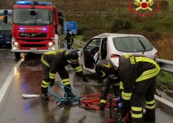 Incidente stradale in prossimità del raccordo stradale in uscita verso la 131 Dcn, intervengono i vigili del fuoco