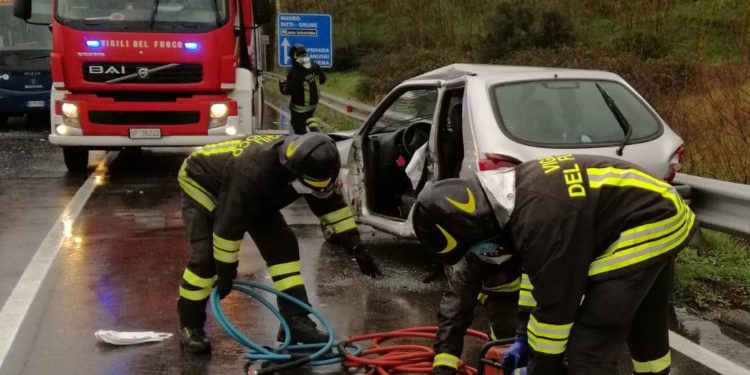 Incidente stradale in prossimità del raccordo stradale in uscita verso la 131 Dcn, intervengono i vigili del fuoco