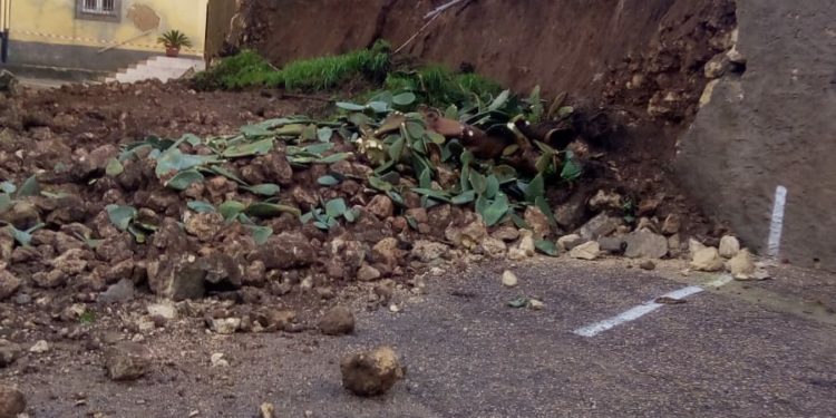 Sassari: crolla un muro di contenimento, paura all’interno dell’arcivescovado di Sassari