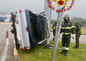 Olbia: incidente stradale in via Aldo Moro, sul posto i vigili del fuoco
