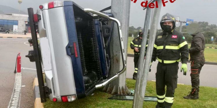 Olbia: incidente stradale in via Aldo Moro, sul posto i vigili del fuoco