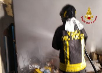 E’ in corso un incendio in un magazzino di un’attività commerciale in viale Golfo di Quartu (viale Poetto)