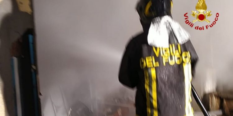 E’ in corso un incendio in un magazzino di un’attività commerciale in viale Golfo di Quartu (viale Poetto)