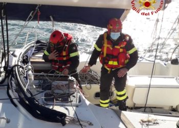 Arbatax: i vigili del fuoco svuotano lo scafo di una barca a vela