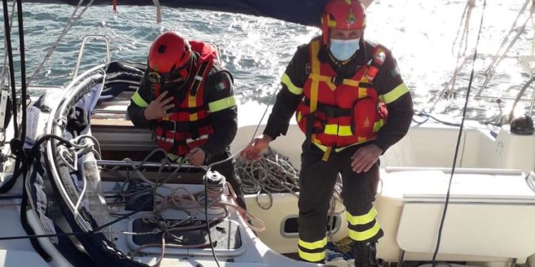 Arbatax: i vigili del fuoco svuotano lo scafo di una barca a vela