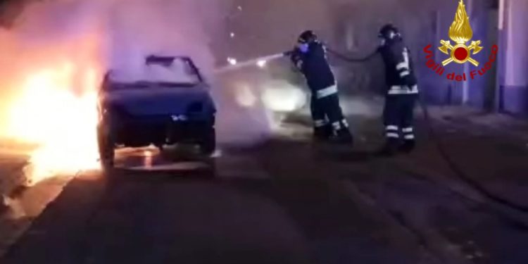Quartu Sant’Elena, a fuoco un’autovettura, sul posto i vigili del fuoco