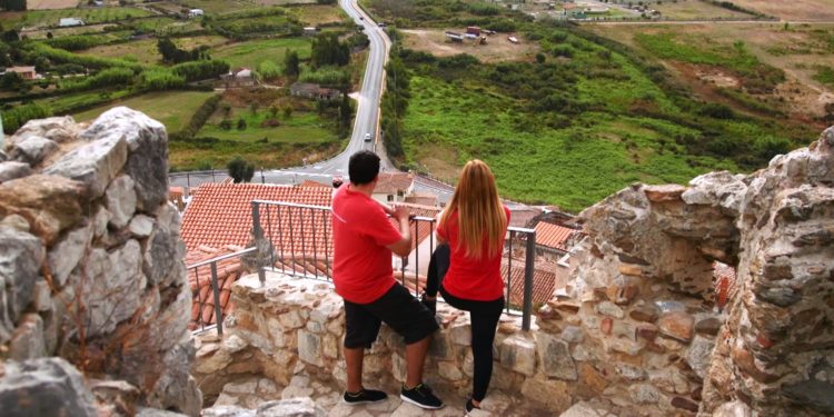 Un viaggio tra i ricordi in Sardegna, su Prime Video con “Bicibicitalia” gli attori Federico Perrotta e Valentina Olla