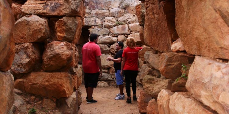 Un viaggio tra i ricordi in Sardegna, su Prime Video con “Bicibicitalia” gli attori Federico Perrotta e Valentina Olla