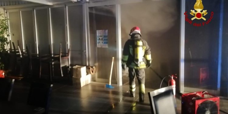 Incendio all’interno di un centro commerciale in località “Moriscau”, presso l’ex statale 131, sul posto i vigili del fuoco e i carabinieri di Quartu