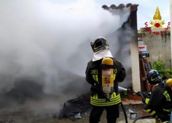 I vigili del fuoco del distaccamento “Massimo Casu” di Sanluri sono intervenuti a Serrenti per l’incendio di un’abitazione