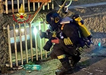 Incendio in un mobilificio dismesso, a Villacidro, sul posto i vigili del fuoco di Sanluri