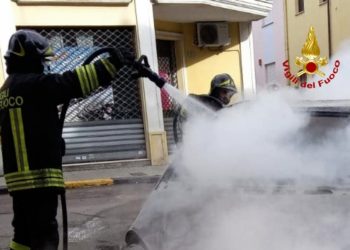 A Quartu i vigili del fuoco hanno spento l’incendio di un’auto, evitando la propagazione delle fiamme ad un’attività commerciale