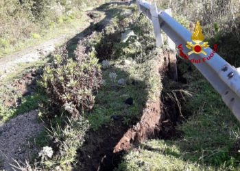 Ghilarza: pendio instabile sulla 131 dcn, sul posto i vigili del fuoco