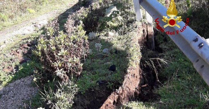 Ghilarza: pendio instabile sulla 131 dcn, sul posto i vigili del fuoco