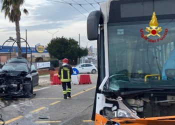 Stamane un’auto è finita frontalmente contro un pullman di linea in via Marconi, a Cagliari