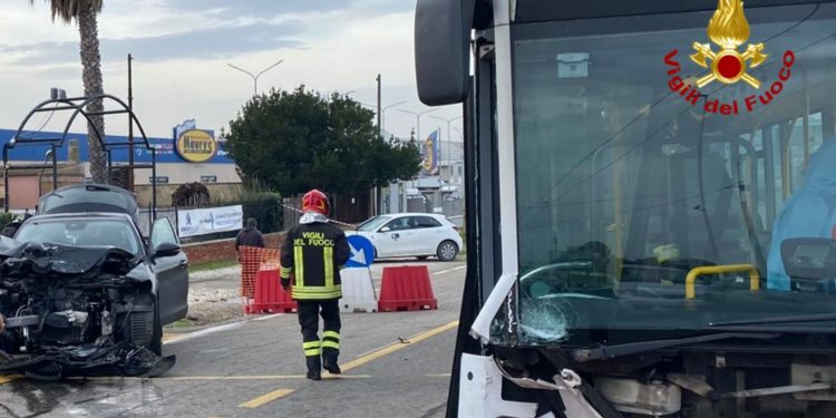 Stamane un’auto è finita frontalmente contro un pullman di linea in via Marconi, a Cagliari